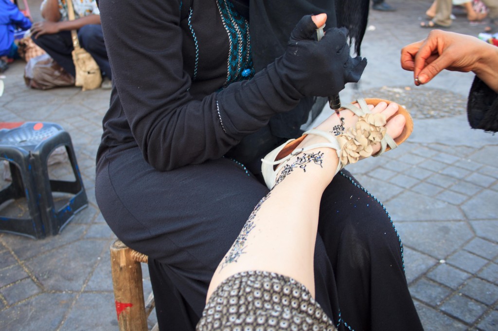 Ragazza di Marrakech all'opera sul mio piede