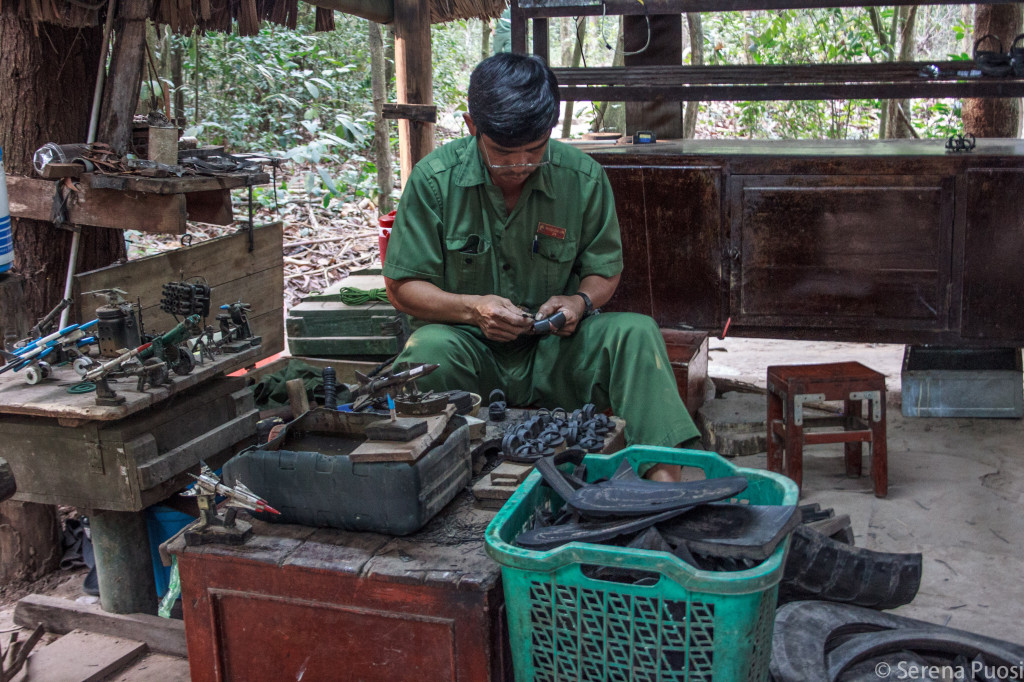 Vietnamita che produce scarpe di copertoni