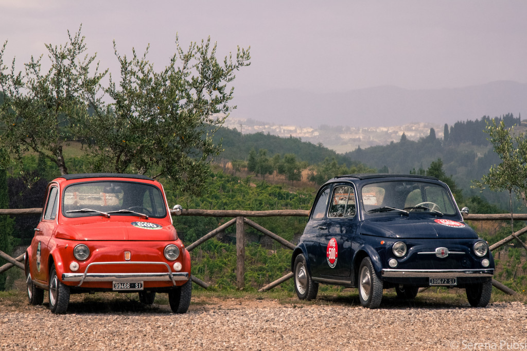 Fiat 500 su sfondo toscano