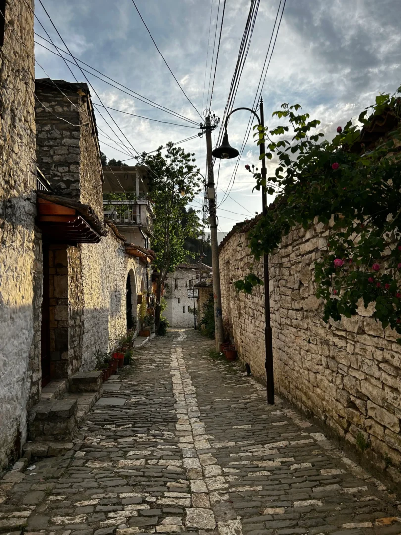 quartiere di gorica a berat e le sue strada acciottolate